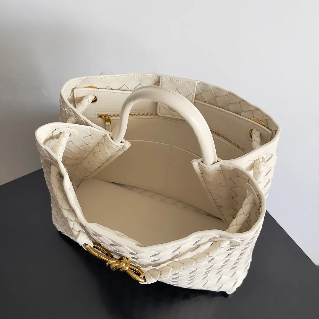 The 2023 new Andiamo batch of 2260 BV has been shipped‼ ️Really popular🔥The new Andiamo woven handbag launched by Bottega Veneta this season is really popular all over the world! ! Celebrities at home and abroad have worn it, and Oscar-winning actress Michelle Yeoh has taken it out on the street. Song Jia, Trai Yara, Yu Feihong, Sanji Ayaka, Rosie Hunting-Whiteley, Yoshioka Riho, etc. have all picked up this bag. It is classic and versatile, showing off its temperament, and the bag capacity is also large, which is very convenient for daily commuting! ! A variety of carrying methods, the shoulder straps can be adjusted by yourself, the original lambskin feels soft and delicate, and the unisex style breaks the gender boundaries and brings a more practical and long-lasting use experience. Andiamo, which has both elegant and casual styles, perfectly interprets the true appearance of "fashionable old money style". Style number: 743572 Size: 32*24*12